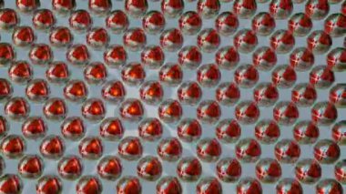 Gri arka planda dönen kırmızı-gri metal kürelerin soyut animasyonu. Soyut döngü arkaplanı. 3d hazırlayıcı