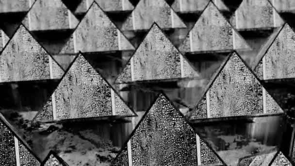 Rotierende Reihen Schwarzer Und Weißer Pyramiden Mit Rissiger Textur Schleife — Stockvideo