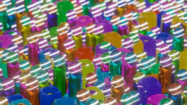 Resumo Fundo Cilindros Multicoloridos Com Esferas Saindo Cubos Com Furos — Fotografia de Stock