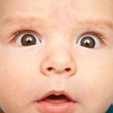 Kameraya bakarak yüz çocuk parçası