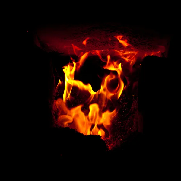 Las llamas estallan de la cámara de combustión del horno — Foto de Stock