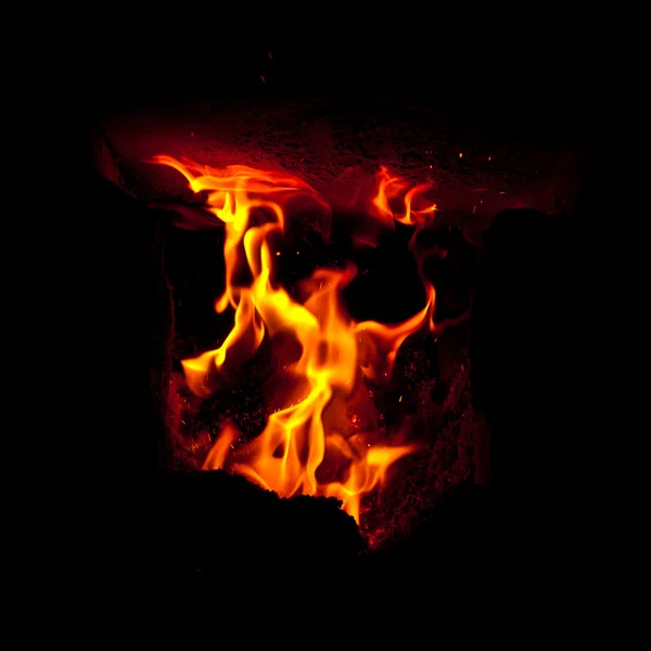 炉の燃焼室から炎が噴出します。 — ストック写真