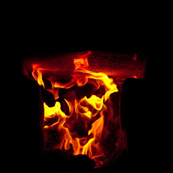 Alevler gelen yanma odası fırın, siyah bir zemin üzerine patlak — Stok fotoğraf
