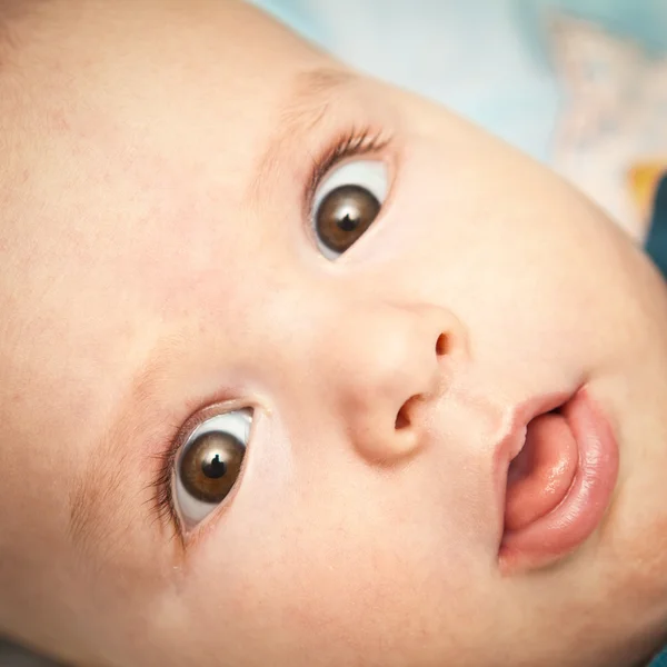Del av ansiktet ungen tittar på kameran — Stockfoto