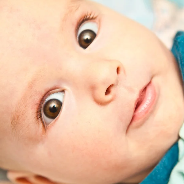 カメラを見て、顔を子供の一部 — ストック写真