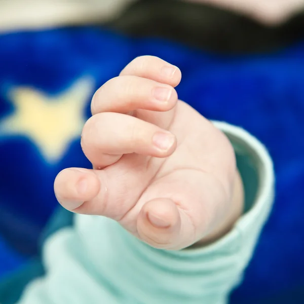 Рука малыша крупным планом, мелкая глубина резкости — стоковое фото