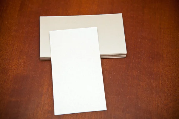 Blanco visitekaartje op een houten achtergrond — Stockfoto