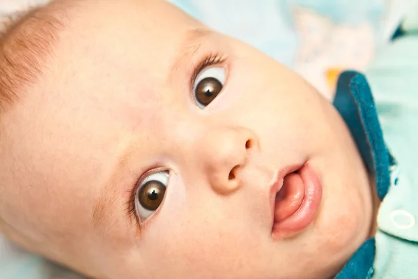 Porträt eines Babys, das in die Kamera blickt — Stockfoto