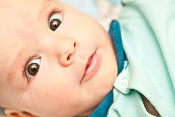 カメラを見て、顔を子供の一部 — ストック写真