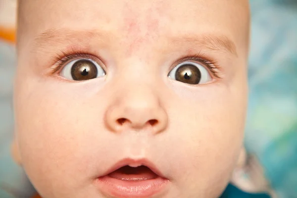 カメラを見て、顔を子供の一部 — ストック写真