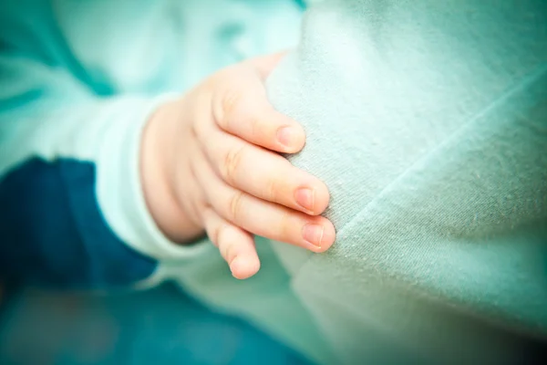赤ちゃんの手のクローズ アップ、浅い被写し界深度 — ストック写真