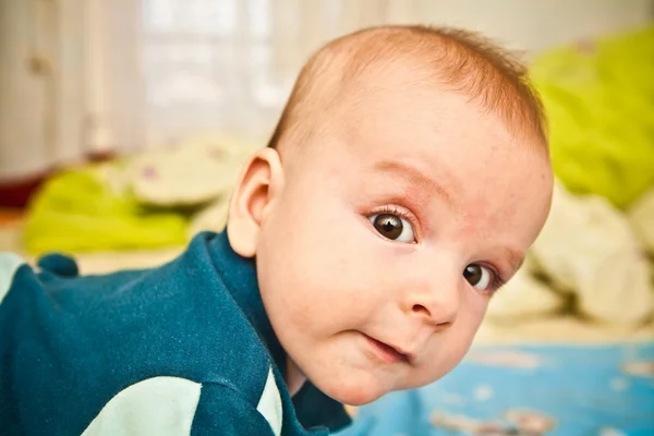 Portret van een baby kijken naar de camera — Stockfoto