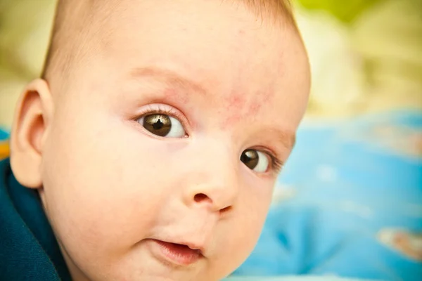 Porträt eines Babys, das in die Kamera blickt — Stockfoto