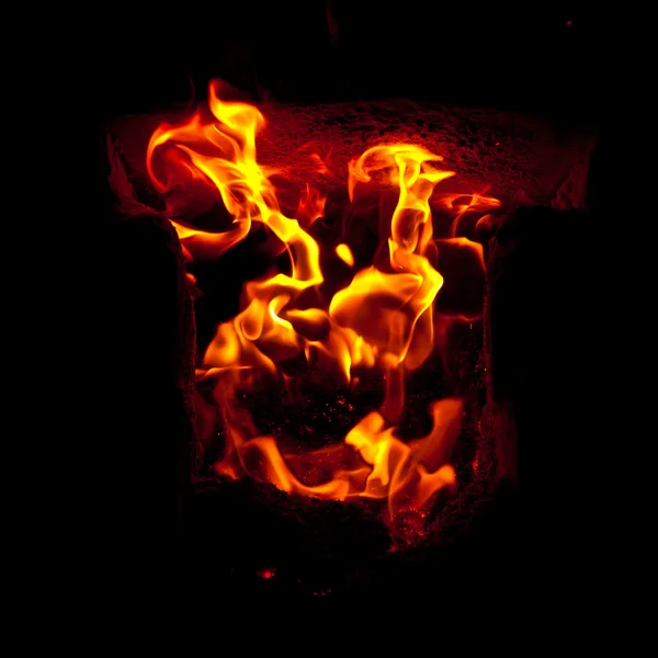 Incendiam-se chamas da câmara de combustão do forno, sobre um fundo negro — Fotografia de Stock