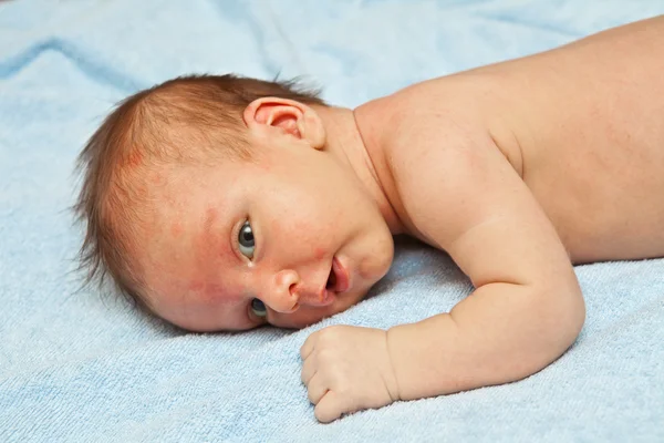 Baby mit Handtuch — Stockfoto