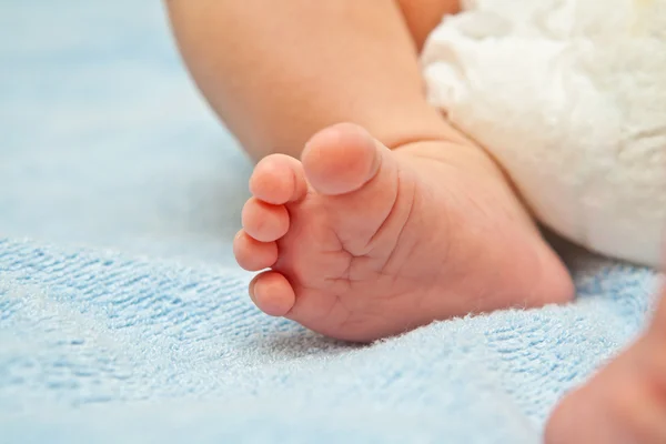 Yeni doğan bebek ayaklar gösterilen yakın çekim — Stok fotoğraf