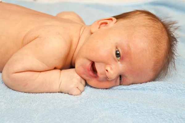 Baby mit Handtuch — Stockfoto