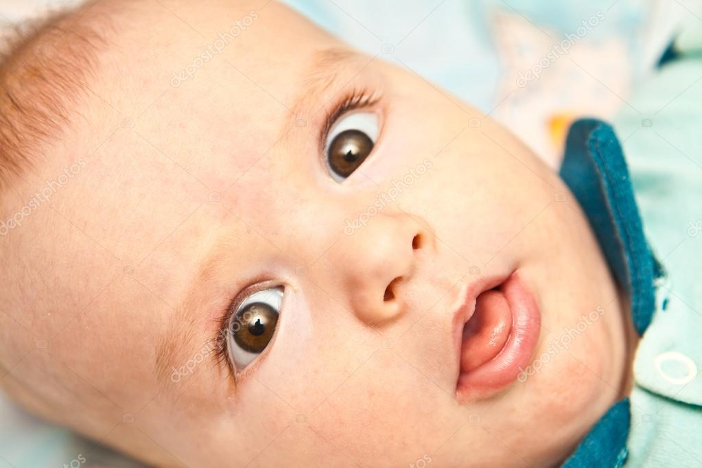 Грудничок высовывает язык. Новорожденный ребенок с высунутым языком. Язык у новорожденного ребенка. У ребенка торчит язык. Ребенок с высунутым языком.