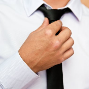 Adam onun kravat closeup çeker