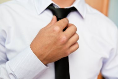 Adam onun kravat closeup çeker