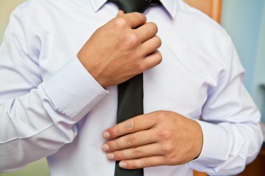 Adam onun kravat closeup çeker