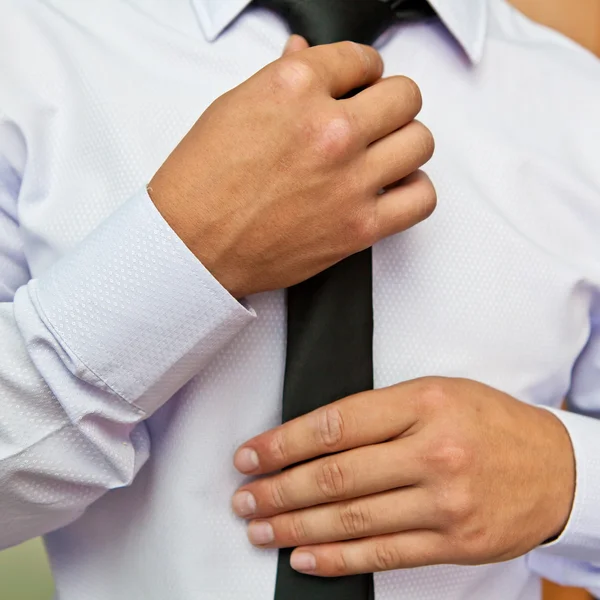 Man pulls his tie closeup — Stock Photo, Image
