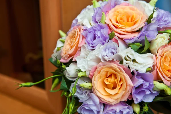 Bouquet da sposa di rose da vicino profondità di campo poco profonda — Foto Stock