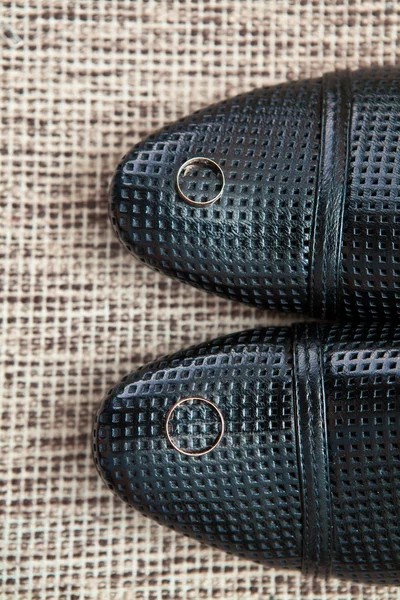 Snubní prsteny na jejich prsty boty — Stock fotografie