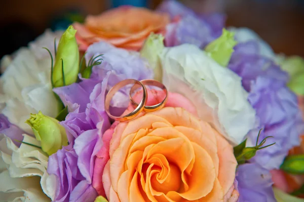 Snubní prsteny v krabici a boutonniere — Stock fotografie