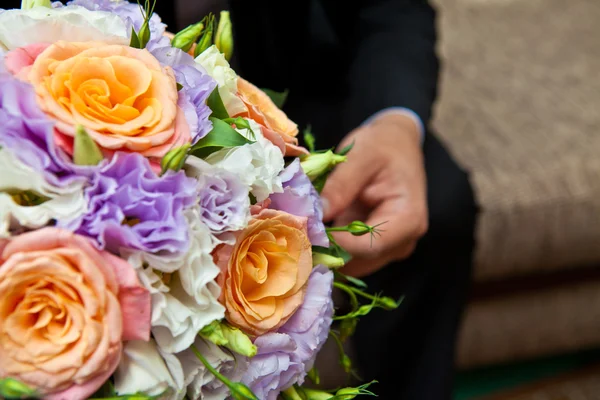 Bridal bouquet in hands of the groom, of close-up — Stock Photo, Image