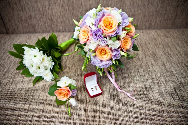 Bridal bouquet of roses and wedding accessories — Stock Photo, Image