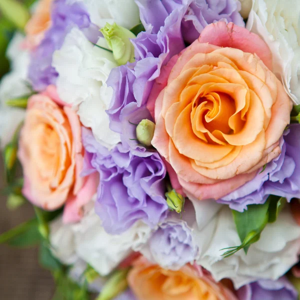 Brudbukett med rosor på nära håll kort skärpedjup — Stockfoto