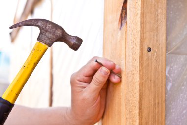 bir tahta çivi çekiç