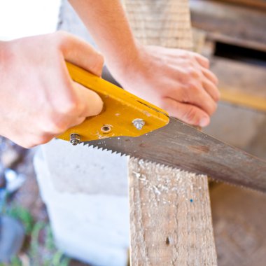 Adam yönetim kurulu bir el testeresi ile kesme tezgahlar