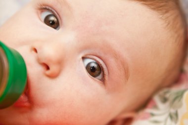 Çocuk bir şişeden berbat