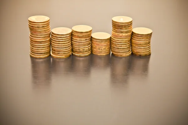 Montón de monedas sobre un fondo de madera negro —  Fotos de Stock