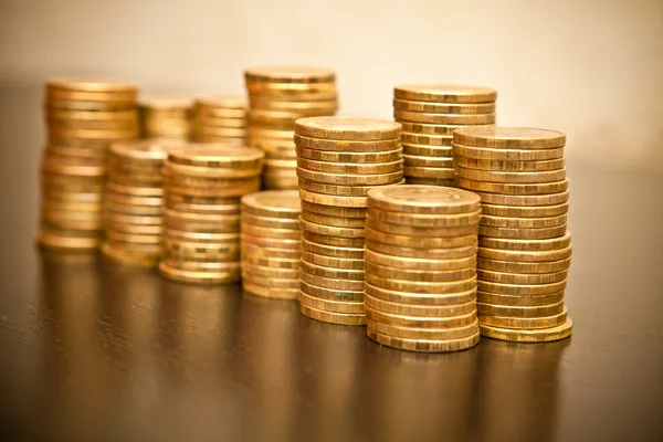 Montón de monedas sobre un fondo de madera negro —  Fotos de Stock