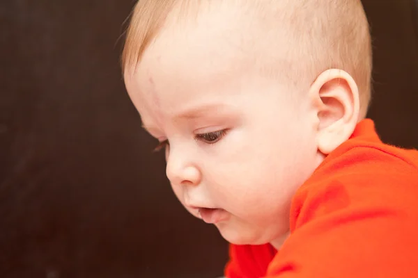 Niño mirando hacia otro lado —  Fotos de Stock