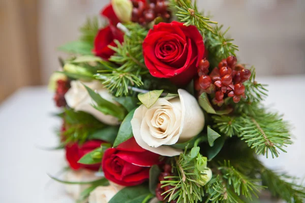 Svatební kytice růží a jedle větve — Stock fotografie