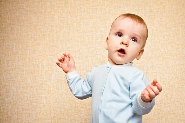 Baby stående armar utsträckta sidor — Stockfoto