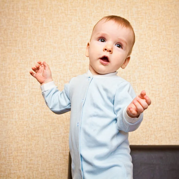 Baby stående armar utsträckta sidor — Stockfoto