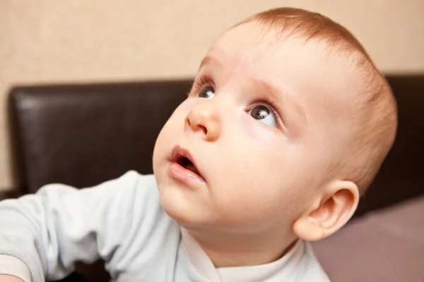 Baby pohledy nahoru, detailní portrét — Stock fotografie