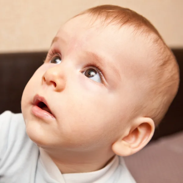 Baby staart omhoog, close-up portret — Stockfoto