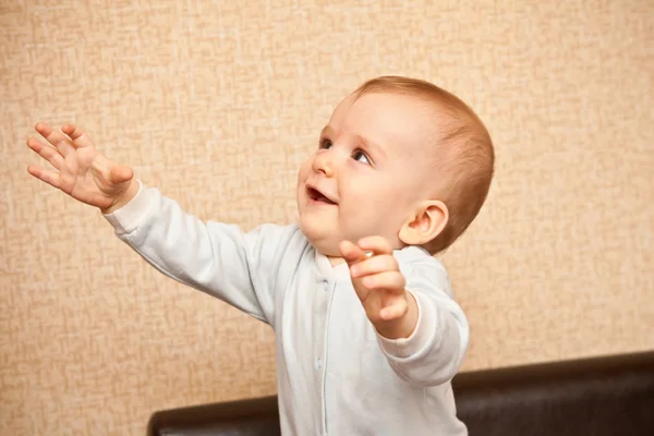 Baby stående armar utsträckta sidor — Stockfoto