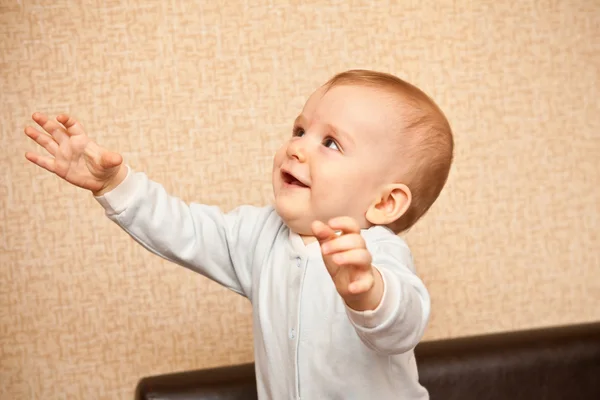 Braccia in piedi per bambini distese ai lati — Foto Stock