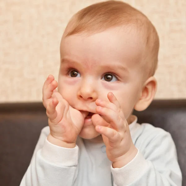 Barn fast hans fingrar i hans mun, närbild porträtt — Stockfoto