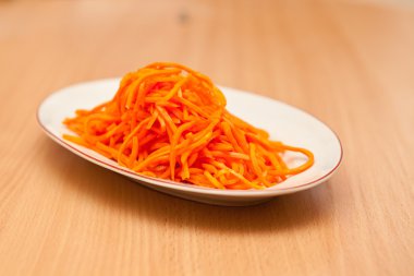 Bir seramik tabak Kore havuç