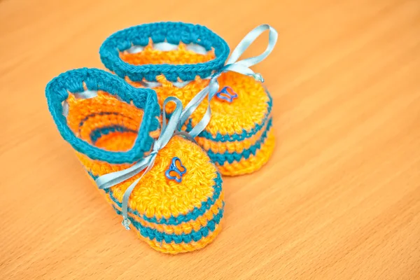 Knitted booties, shallow depth of field — Stock Photo, Image