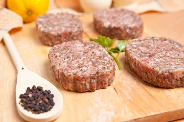 Limon dilimleri ile kesme tahtası üzerinde ham Burger