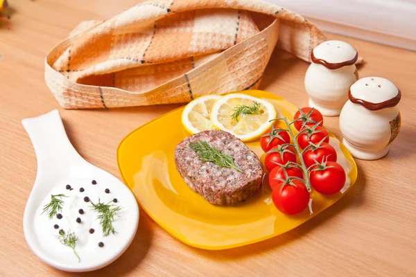 Tomates cerises et hacher dans une assiette à côté de la casserole — Photo